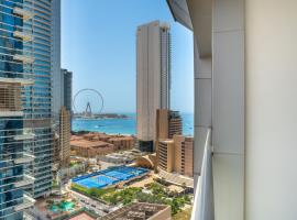 Skyline & Sea View Stylish 2br Nostalgic Getaway，位于Dubai Marina的酒店