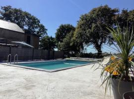 Longère Golfe du Morbihan avec piscine extérieure，位于普雷斯科普的酒店