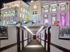 Lyallpur Galleria Mall Apartment, 1 BHK, 1 Bedroom with Living Room, Basement Parking, 24x7 Security，位于费萨拉巴德的酒店