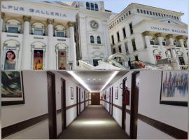 Lyallpur Galleria Mall Apartment, 2 BHK, 2 Bedroom with Living Room, Basement Parking, 24x7 Security，位于费萨拉巴德的酒店