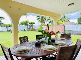 Villa Ahui Tautira with private lagoon access，位于Vaitona的酒店