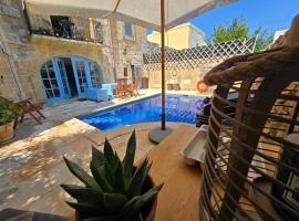 Charming Farmhouse with Pool，位于萨奈特的酒店