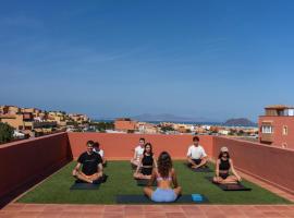 Banama Coliving & Coworking, Surf & Yoga - Casa Roja，位于科拉雷侯的酒店