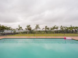 StayVista's Eva Villa - Lakeside Luxury with Modern Decor, Pool & Expansive Lawn - Near Sula，位于纳西克的酒店
