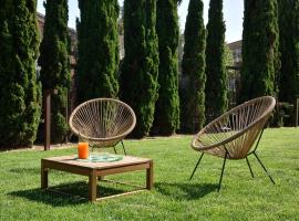 博尔戈佛德公寓式酒店，位于瓦达的带泳池的酒店