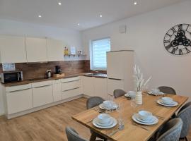 Großes Apartment mit Küche, Dusche, Badewanne, Balkon, Parkplatz vor dem Haus, schnelles Internet, ADA5，位于库姆巴赫的酒店