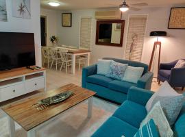 Pet friendly Gold Coast holiday home, Sleeps 7, 10min walk to 'Wet n Wild'，位于黄金海岸的酒店