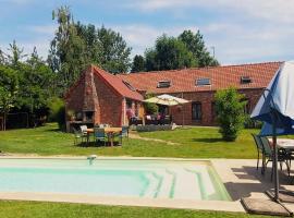 La Vendegeoise - Gîte chaleureux 10P chez l'habitant - Jardin et NOUVELLE PISCINE EXT CHAUFFEE，位于Vendegies-au-Bois的酒店
