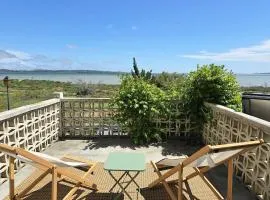 Maison bleu avec vue mer, étang & Pyrénées