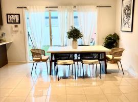 Private, Central, Sunny Guest Room in Welcoming Home，位于Campbelltown的酒店
