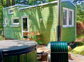 NEW! Tiny house U Jelena, hot tub，位于特鲁特诺夫的小屋