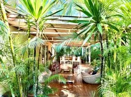 Waka Lodge - House with garden