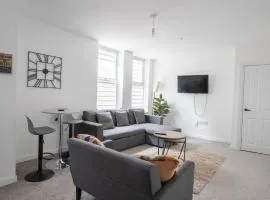 Business & Family-Friendly 2BR Racecourse Park 5min to Town & Hospital Parking WiFi