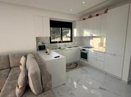 Very luxuri 2 bedroom apartment sea view，位于费里的酒店