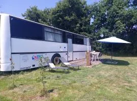 Pépère, bus aménagé dans camping à la ferme