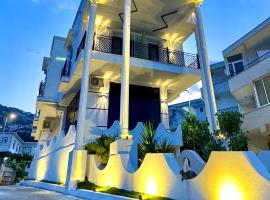 Martin Luxury Hotel，位于吉诺卡斯特的酒店