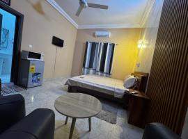 Appart moderne avec clim WiFi terrasse parking près Aéroport Cotonou，位于Abomey-Calavi的酒店