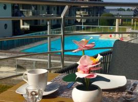 Apartment Sea heated Pool with Parking - Promenade Cannes Bredene，位于布列登的酒店