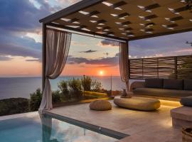 Entheos Private Villa Fiskardo Kefalonia Greece，位于费斯卡尔德宏的带泳池的酒店