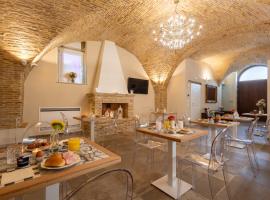 Palazzo Anelli - Rooms & Relax，位于瓦斯托的带停车场的酒店