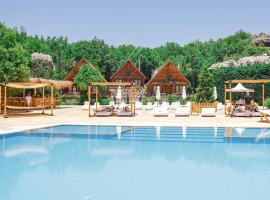 Wood Hills Hotel & Resort，位于Mayrūbā的酒店