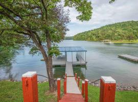 Family Friendly Lakefront with Private Dock Fire Pit Near Marinas，位于La Follette的酒店