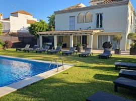 Stunning 5 Bedroom Villa in Puerto Banus with Pool，位于马贝拉的酒店