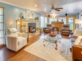 3 Mi to Pro Football Hall of Fame Home with Yard!，位于坎顿的酒店