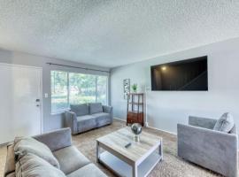 Lovely 2 bedroom Condo in Quiet Location，位于弗雷斯诺的酒店