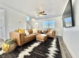Updated townhouse just minutes from Zion with hot tub