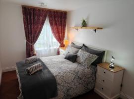 Modern 2 Bed Flat，位于东基尔布赖德的酒店