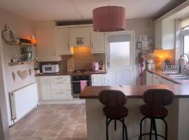 Entire house in Dublin，位于卢坎的酒店