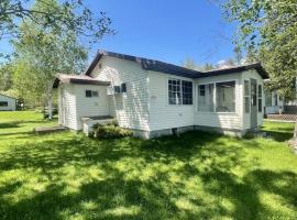 Cozy Cottage on Indian Lake with AC，位于马尼斯蒂克的酒店