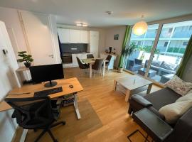 Quiet Private Room, Balcony & Workspace - Shared Bathroom，位于美因河畔法兰克福的酒店