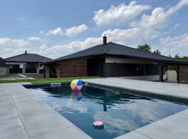 Home by the Pool & Garden，位于Srbín的酒店
