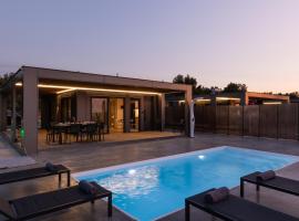 Moirai Pavilions Luxury Villas，位于Dháfni的酒店