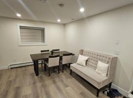 Your Home - Spacious Private Suite，位于三角洲的酒店