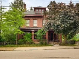 2 Mi to Lake Erie Spacious Retreat Near Cafes!