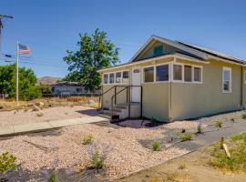 Walk to Dtwn Tehachapi Updated Getaway with Yard!，位于特哈查比的酒店