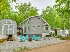 Walk to Lake Beaches Cabin with Patio in Belmont!，位于Belmont的酒店
