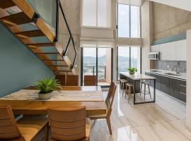 Luxury Loft Monterrey City Living at Landmark High Rise，位于蒙特雷的酒店