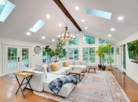 Hot Tub and Theater Room Getaway in Falling Waters，位于Falling Waters的酒店