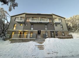 Refined 3 bedroom Ski Chalet, 450m from Ski lifts and slopes，位于布勒山的滑雪度假村