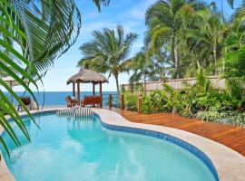 Mylara Beachfront Holiday Home，位于Holloways Beach的酒店