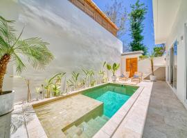 Charming 2BR Villa with Elegant Wooden Furnishings，位于Bingin Beach的酒店