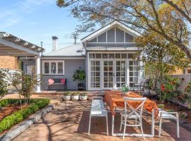 Clinton Charm - Stunning Heritage Home near CBD，位于奥兰治的酒店