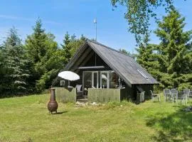 Scenic Cottage Within Walking Distance To Beach