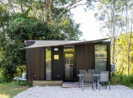 Hill Creek Tiny House 4 by Tiny Away，位于Perwillowen的小屋