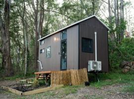 Tintenbar Riverfront Farmstay by Tiny Away，位于Glenwilliam的酒店