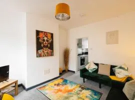 2 Bedroom Home with 6 Separate Beds, a Garden and Free Parking